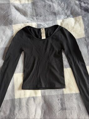 Fabletics Black Long-Sleeve Seamless Crop Top